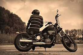 biker-motard-homme-a-la-moto