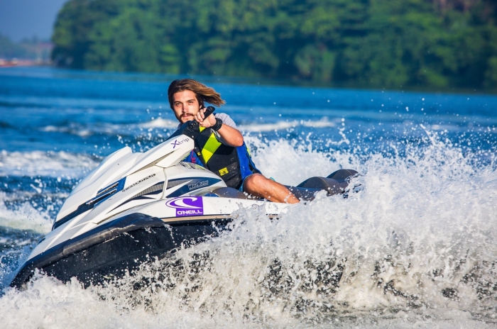 Financement d'un Jet-Ski Homme sur un jetski en action