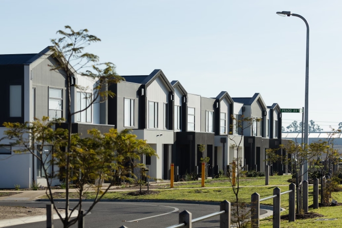 Cette année, le marché de l’immobilier neuf reste marqué par une double dynamique. Il s'agit de la hausse des coûts immobiliers et de la recherche de qualité de vie. Dans ce contexte, Bordeaux, Lyon, Toulouse, Nantes et les grandes villes dans le sud continuent d’attirer.  Plus de détails ici.