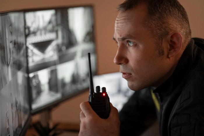 portrait-agent-securite-masculin-station-radio-ecrans-camera portrait-agent-securite-masculin-station-radio-ecrans-camera