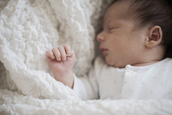 Cinq raisons pour lesquelles votre bébé se réveille trop tôt